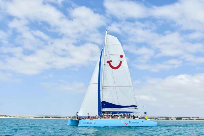 Boa Vista: Cruzeiro de Catamarã ao Pôr do Sol Apenas para Adultos com Música