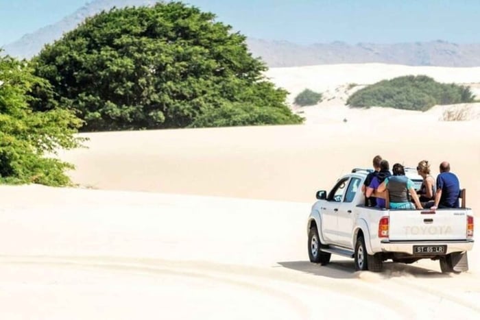 Boavista: Santa Monica-stranden, Varandinha-hulen, sandklitterne