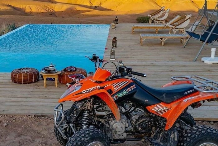 Aventura al atardecer en Agafay: quad, camello, cena y espectáculo