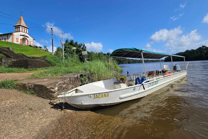 O Mercado de Cacao: Viagem de um dia pelo rio saindo do Bourg de Roura