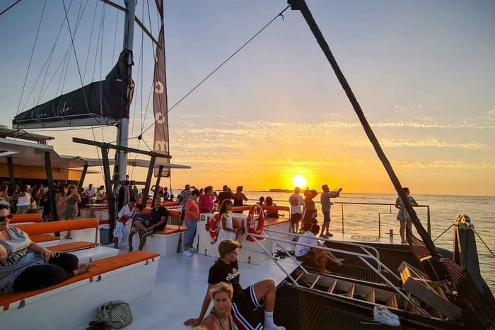 Cádiz: Sunset Catamaran Cruise Tour