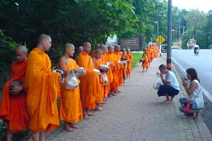 Chiang Mai: Geheime Mönchsalmosen, verborgener Tempel & Kaffee