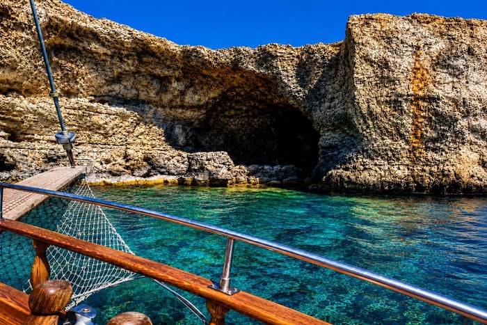 Dagstur til Comino: Den Blå Lagune, Santa Maria-stranden og havgrotter