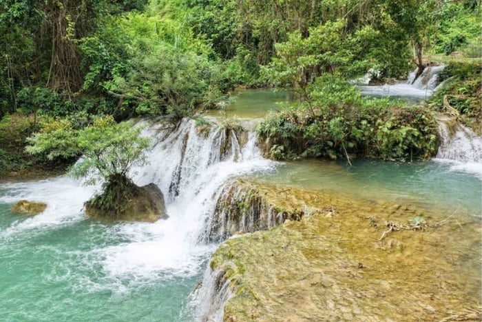 From Mai Chau: Con Moong Cave and Suoi Gio Waterfall Tour