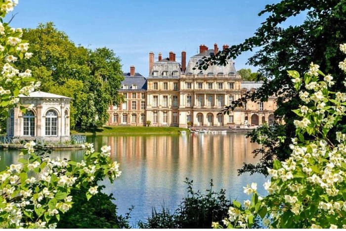 From Paris: Half-Day Tour to Fontainebleau Castle & Barbizon