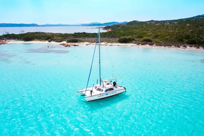 Desde Santa Teresa Gallura: La Maddalena Catamaran Tour