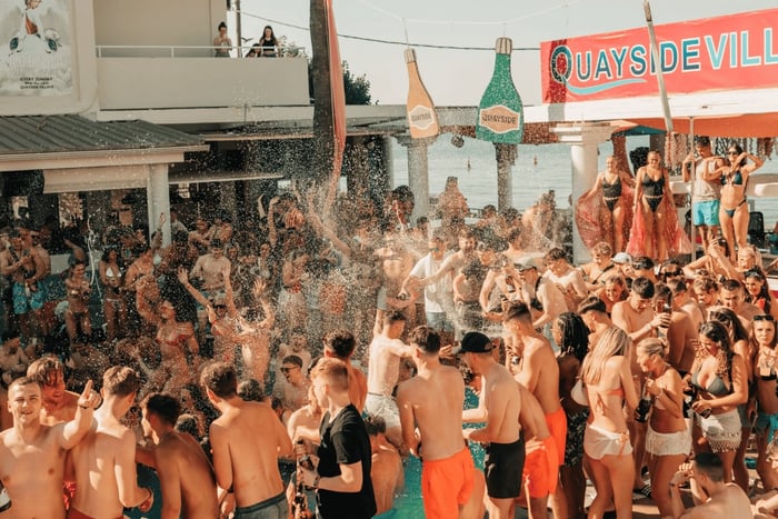 Kavos: sesión con champán en la discoteca de playa Newquay
