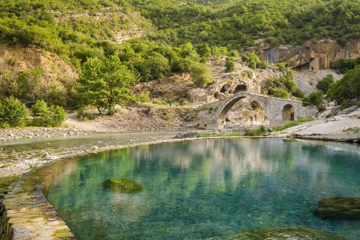 Ab Ksamil: Blue Eye, Gjirokastër & Përmet – Tagestour
