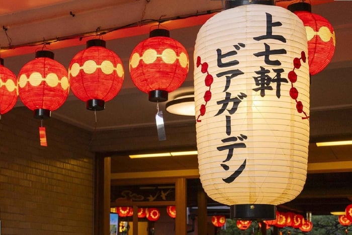 Geisha-aften i ølhave i Kamishichiken i Kyoto