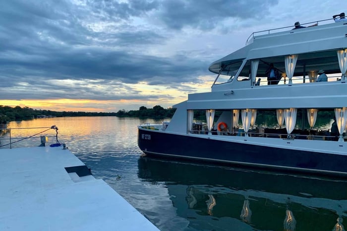 Luxe cruise: boottocht bij zonsondergang op de Zambezi Explorer