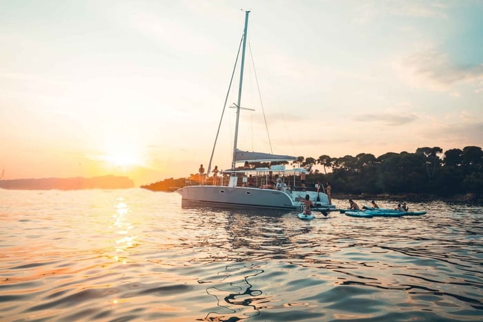 Marsella: Excursión en Catamarán al Atardecer con Stand-up Paddle y Vino