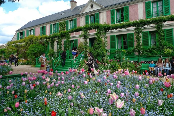 Monet's Giverny & Van Gogh Village: Full-Day Tour from Paris