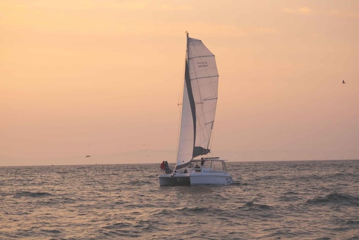 Baía de Monterey: cruzeiro à vela de catamarã ao pôr do sol