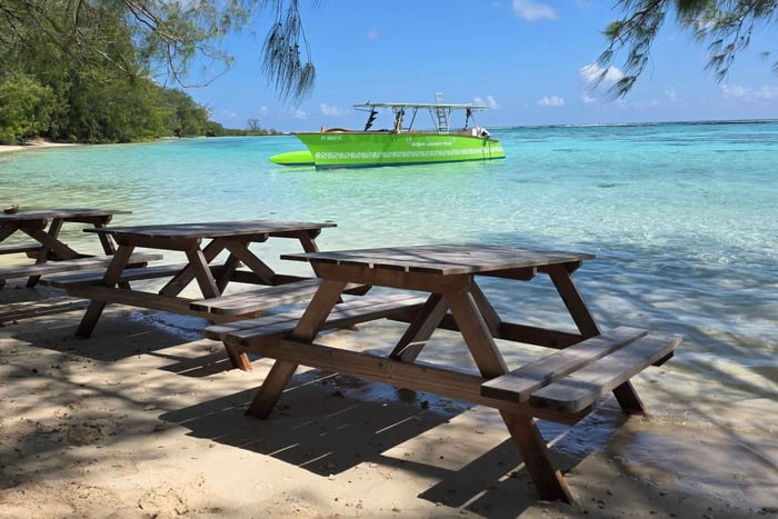 Moorea: Lagoon Canoe Tour with Snorkeling and BBQ