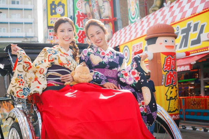 Osaka: Kimono Rental and Rickshaw Ride in Shinsekai
