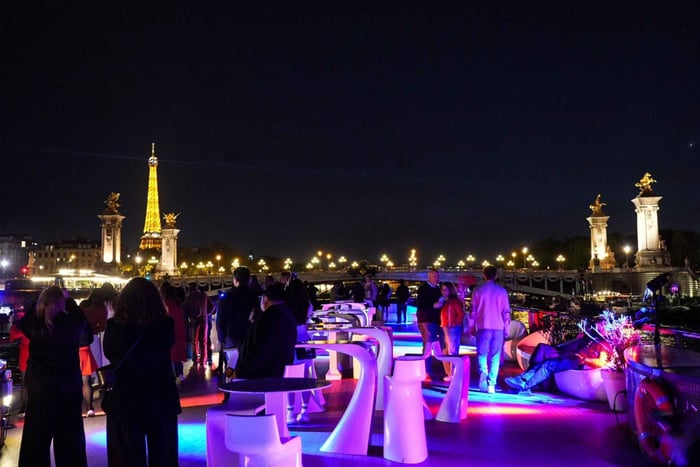 Paris: Gourmet Dinner Cruise on Seine River with Live Music