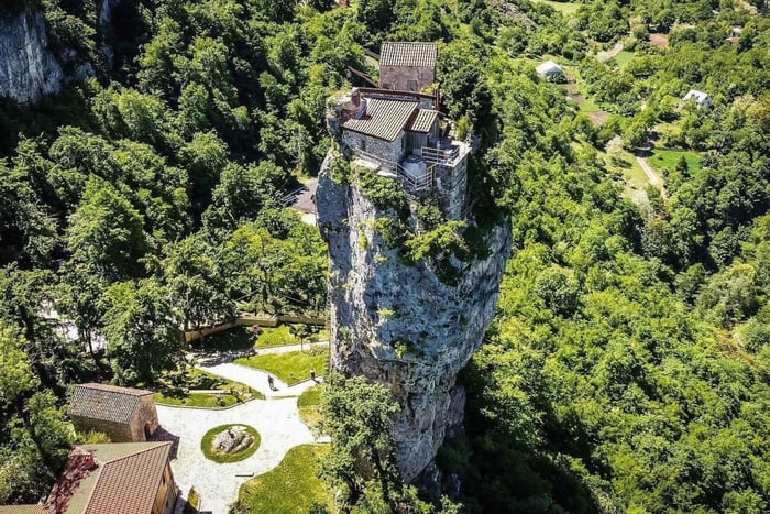 Private Guided Tour From Kutaisi to Chiatura & Katskhi