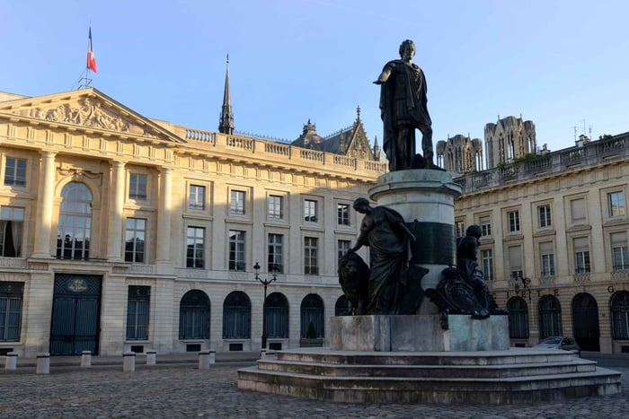 Reims: city-center discovery tour and champagne tasting