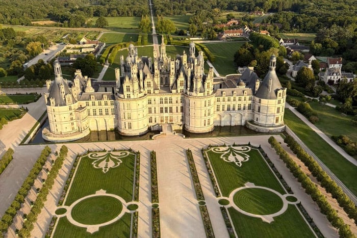 Royal Chambord hot air balloon: Flight over the estate