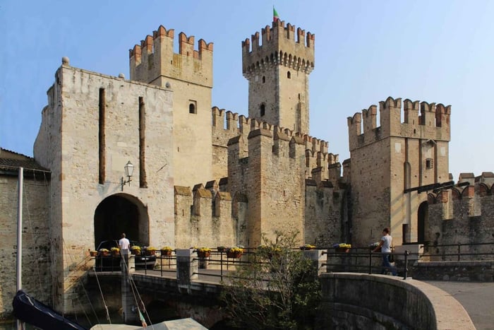 Sirmione: Inträdesbiljett till Castello Scaligero och tillgång till tornet