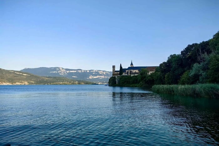 Aperitivo con cata de vino al atardecer sobre el lago de Bourget