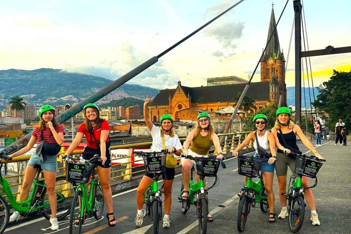 Medellín: Sykkelrundtur med colombianske drikker og snacks