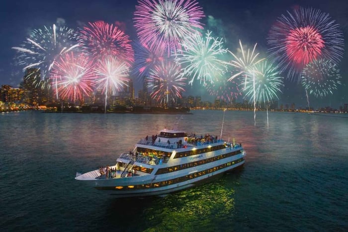City Cruises Chicago: Lake Michigan Fireworks Dinner Cruise