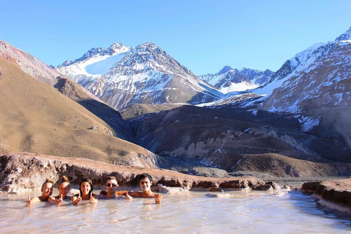 Desde Santiago: Excursión al Volcán y Aguas Termales del Cañón del Maipo