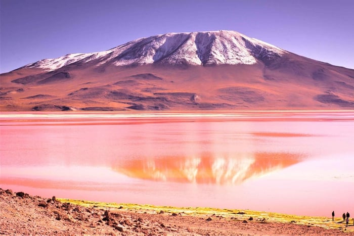 Ein Weg zum Salar de Uyuni und den farbigen Lagunen