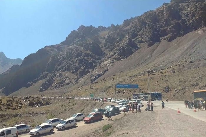 Santiago: Private Scenic Transfer to Mendoza.