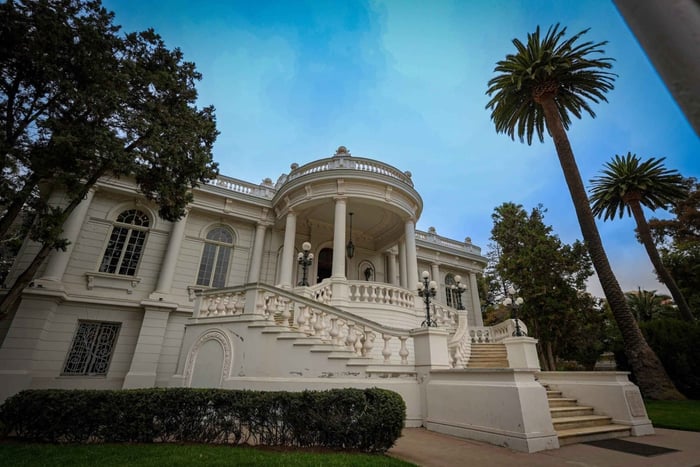 Tour inside museums, palaces, and temples in Viña del Mar