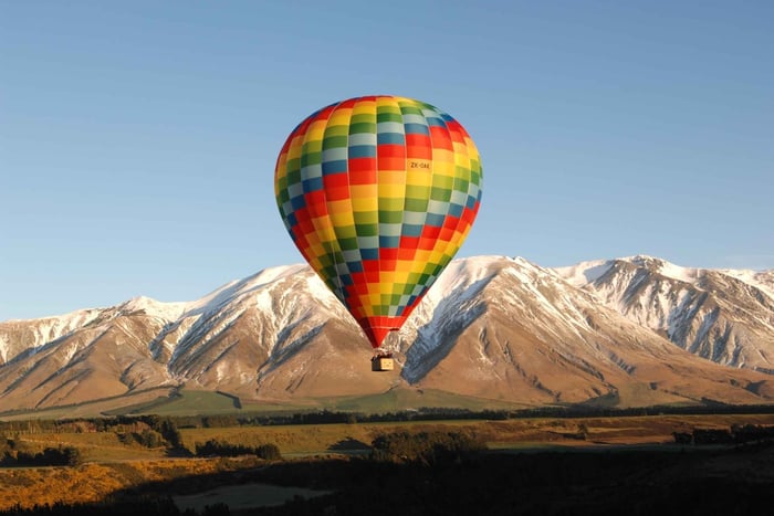 Canterbury Plains: Luftballongflygning i soluppgången