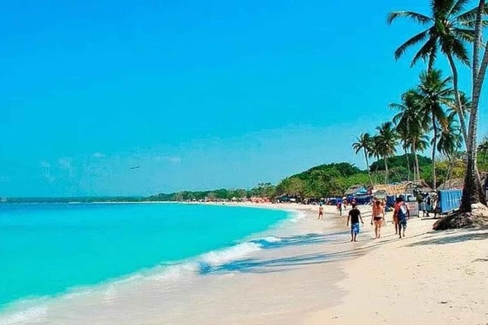 Journée plage sur la plage de sable blanc de l'île de Baru avec déjeuner et boisson rafraîchissante