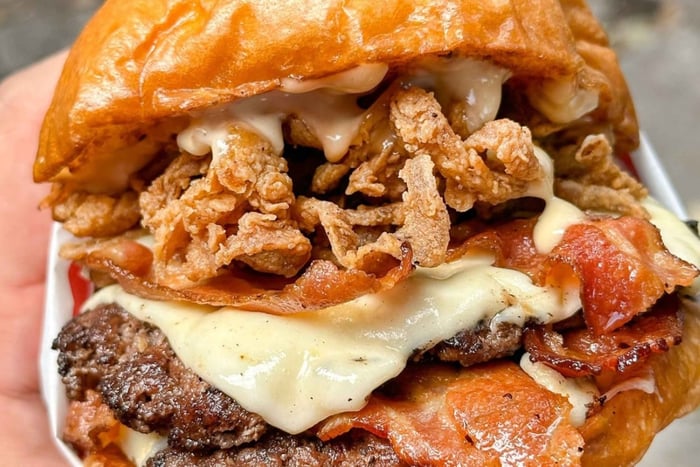 Bucaramanga: burger tour, history, and local flavor