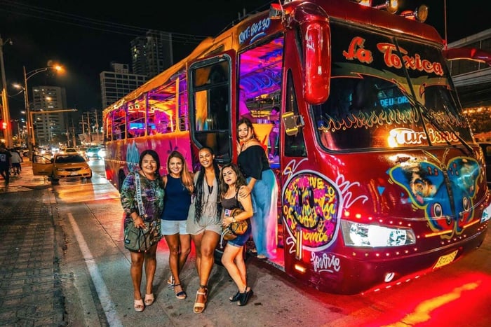 CARTAGENA: Tipico party bus con animatore e ingresso in discoteca incluso!