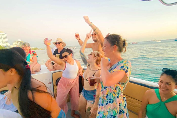 Cartagena: Fiesta en lancha rápida en la bahía con barra libre