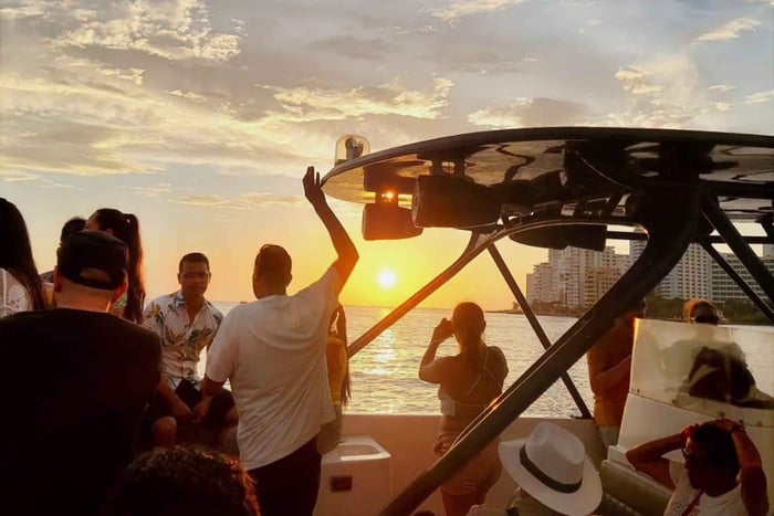 Cartagena: Sunset VIP Bay Tour with Open Bar, and Club
