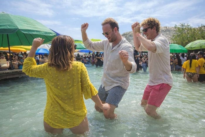 Cholón: Excursão de barco com festa de reggaeton e hip-hop + almoço (somente maiores de 18 anos)
