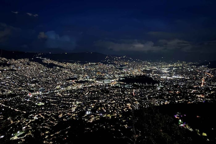 Mirador El Picacho à Medellín : visite à pied au crépuscule et en soirée avec livre d'art