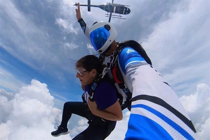 Depuis Medellin : Spectaculaire saut en parachute