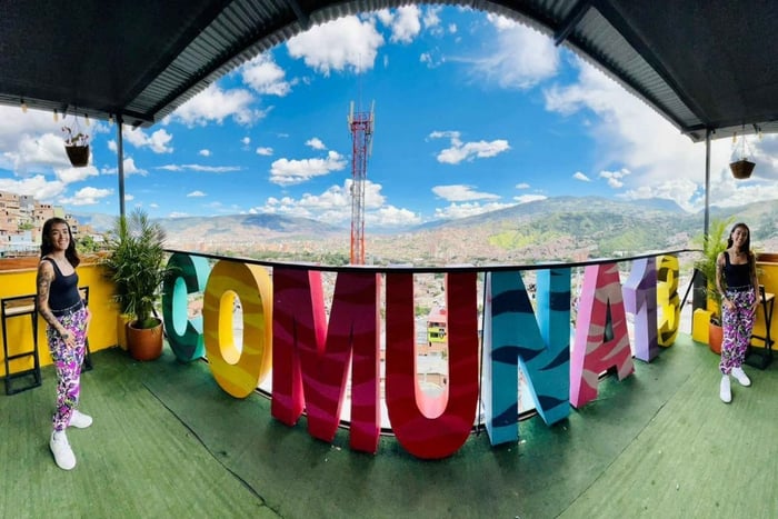 GRAFFITI TOUR COMUNA 13 CON VIDEO E FOTO CON DRONE