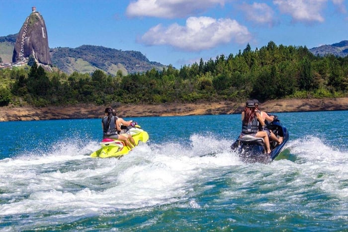Guatape-touri toiminnassa; seikkailu vesiskootterilla tai wakeboardilla!! Piedra del Peñol