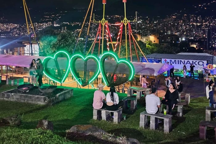 Medellín: Utsikt över staden och privat tur med latinsk dans – salsa/bachata