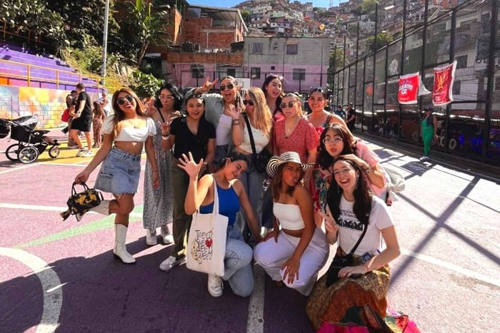 Medellín: Comuna 13 Local History Tour with Graffiti & Snack