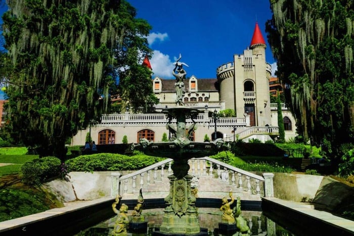 Medellín: Museu El Castillo e Comuna 13 / Privado