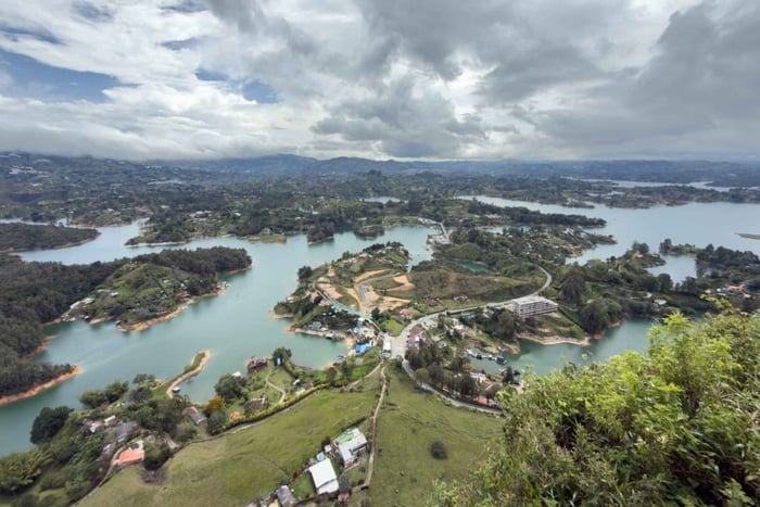 Medellín: Guatapé, El Peñol Rock & Boat Cruise Day Trip