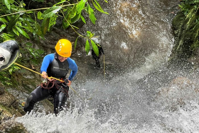 Medellín: Half-day tour descending wonderful waterfalls.