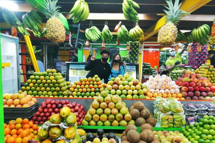 Medellin: Local Market Tour with Exotic Fruit Tastings