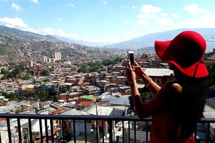 Medellin: Pablo Escobar Tour and Comuna 13 with transport