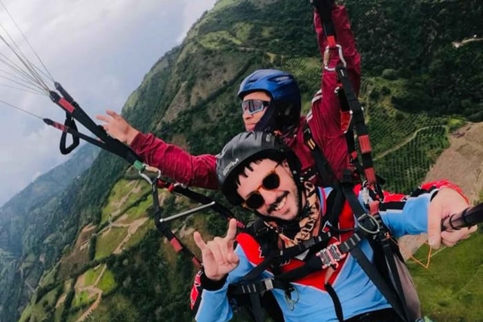 MEDELLIN: Paragliding – glamping